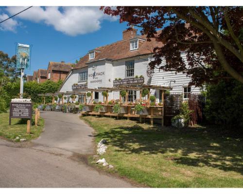 um edifício branco com um sinal em frente em The Woolpack Inn em Wavehorne