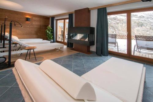 salon z kanapą i kominkiem w obiekcie Gurglhof Apartmenthaus w mieście Obergurgl