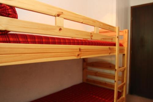 Μία ή περισσότερες κουκέτες σε δωμάτιο στο AI208 Studio 4 Pers Proche base de loisirs Carroz