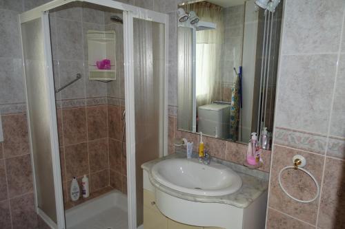 Phòng tắm tại Bueno, bonito y barato