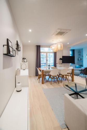 un salon avec une table et des chaises dans l'établissement SUITE COCTEAU : au cœur de la Rive Gauche, neuf, design, 2/4/6 personnes, à Paris