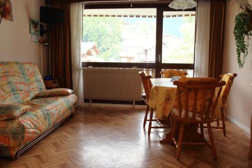 un salon avec un canapé, une table et des chaises dans l'établissement CL349 - Studio 4 Pers centre des Carroz, aux Carroz d'Arâches