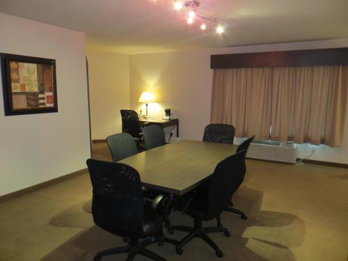 a conference room with a table and chairs at Villegiature Deux Rivieres Resort in Tracadie
