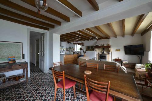 a dining room with a wooden table and chairs at Etxe Arrosa in Saint-Martin-dʼArrossa