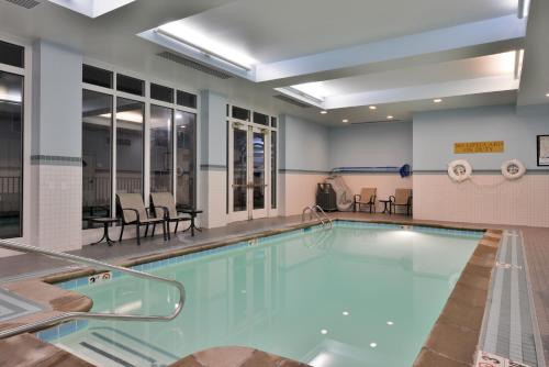Kolam renang di atau dekat dengan Holiday Inn Kansas City Airport by IHG