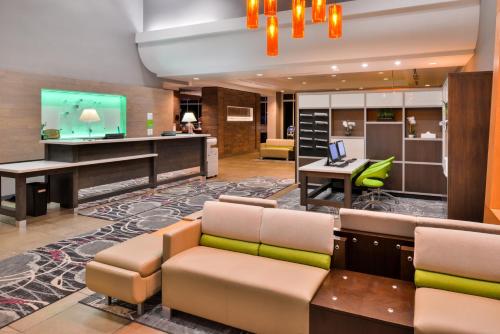 Televisyen dan/atau pusat hiburan di Holiday Inn Kansas City Airport by IHG