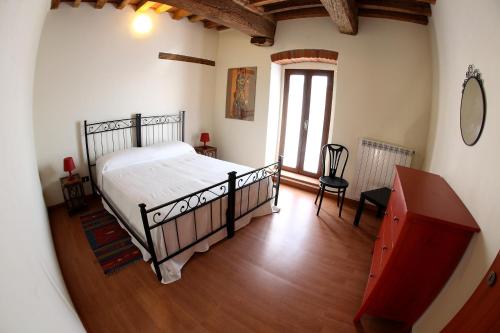 1 dormitorio con 1 cama y 1 silla en una habitación en B&B Stradivari en Cremona
