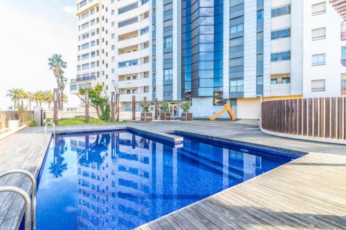 uma piscina em frente a um edifício em Apart-rent Apartment Cristall Mar 2º 0058 em Empuriabrava