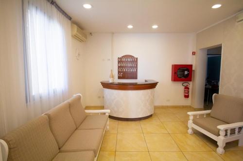 une salle d'attente avec un bar au milieu dans l'établissement Hotel Morri, à Bellaria-Igea Marina