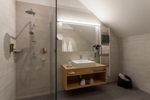 a bathroom with a sink and a shower at Apart-Hotel Dreisonnenhof in Fiss