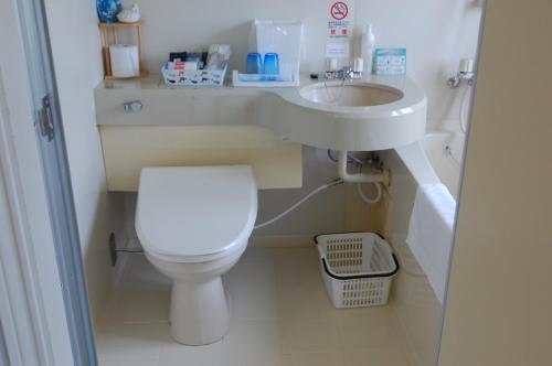 małą łazienkę z toaletą i umywalką w obiekcie Ito - Hotel / Vacation STAY 64402 w mieście Ito