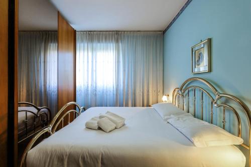 מיטה או מיטות בחדר ב-PrimoPiano - San Dionigi