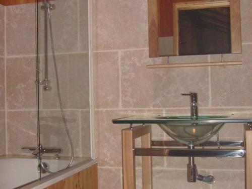Ένα μπάνιο στο Comfy chalet with a dishwasher, in the High Vosges