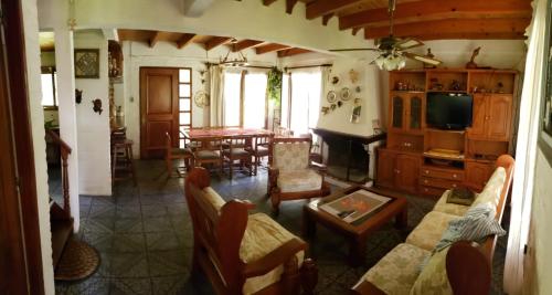 una sala de estar con un sofá y una mesa en La Casa de Lili, en La Pedrera