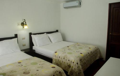 a hotel room with two beds at Hotel Cielo Azul Resort in Tilarán