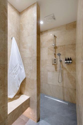 Salle de bains dans l'établissement Grand Hotel Kempinski Riga