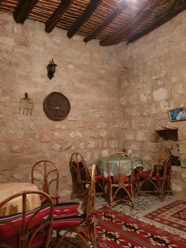 een eetkamer met een tafel en stoelen bij The Orient Home in Wadi Musa