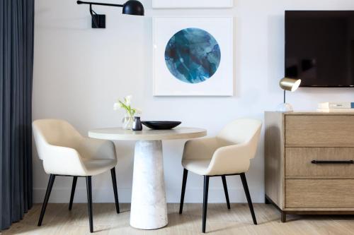 Uma televisão e/ou sistema de entretenimento em Kimpton EPIC Hotel by IHG