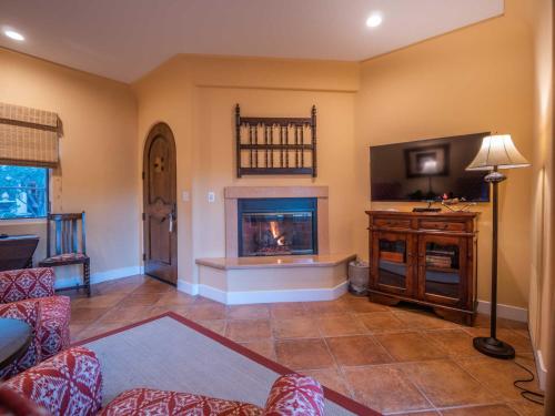 a living room with a fireplace and a couch at Su Nido Inn in Ojai