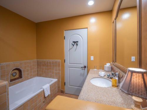 a bathroom with a tub and a sink and a bath tub at Su Nido Inn in Ojai