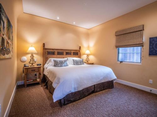 a bedroom with a large bed and a window at Su Nido Inn in Ojai