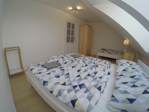 Apartmány Dúbravaにあるベッド