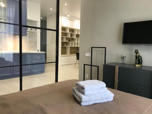 a room with a bed with a stack of towels at *Luxury apartment in the city center* in Kyiv
