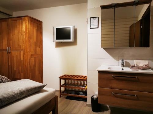 niewielka sypialnia z umywalką i szafką w obiekcie Haus Heckenrose w mieście Westendorf