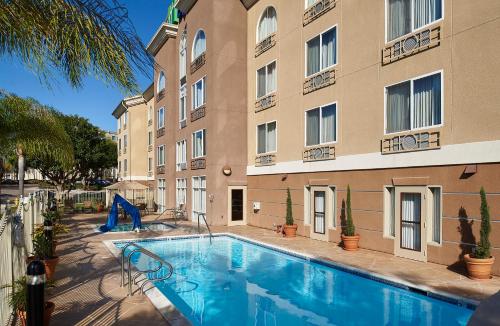 une piscine en face d'un bâtiment dans l'établissement Holiday Inn Express San Diego - Sorrento Valley, an IHG Hotel, à Sorrento