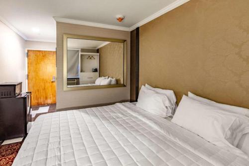 Un pat sau paturi într-o cameră la Umbrella Hotel Brooklyn