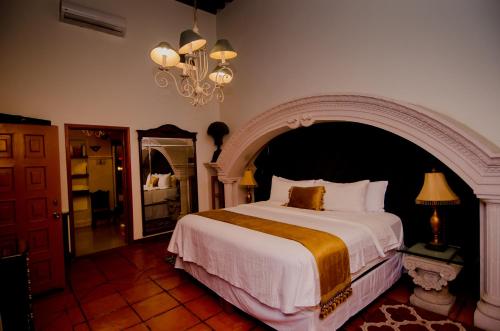 เตียงในห้องที่ Hotel Posada San Miguel