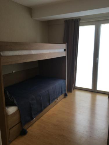 מיטה או מיטות קומותיים בחדר ב-LaurensaHeist