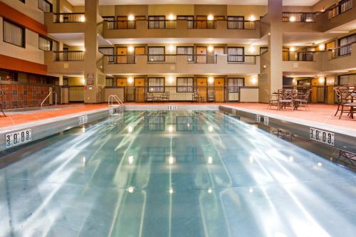 a large swimming pool in a large building at Holiday Inn & Suites Duluth-Downtown by IHG in Duluth