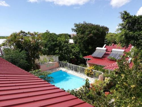 an overhead view of a swimming pool on a roof at Résidence Ti'Kéol - Appartements avec terrasse 2 à 4 personnes, piscine in Sainte-Anne