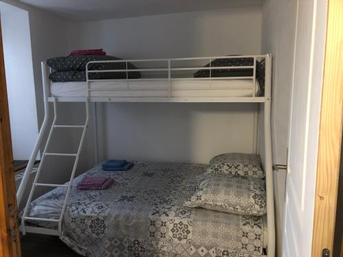 Cette petite chambre comprend deux lits superposés et un lit. dans l'établissement Gîte de l'Est 1, à Colmar