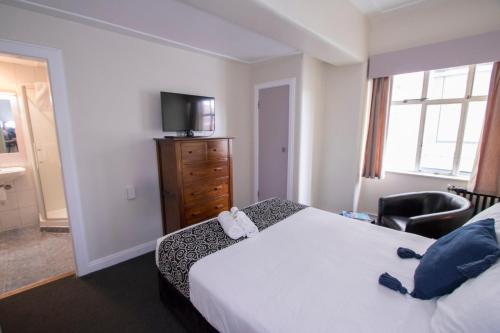Ένα ή περισσότερα κρεβάτια σε δωμάτιο στο Hotel Waterloo & Backpackers