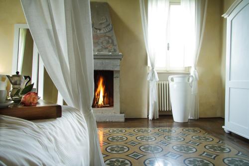 a bedroom with a bed and a fire place at Villa Cassia di Baccano in San Giustino Valdarno