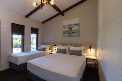 Кровать или кровати в номере Nightcap at Wintersun Hotel