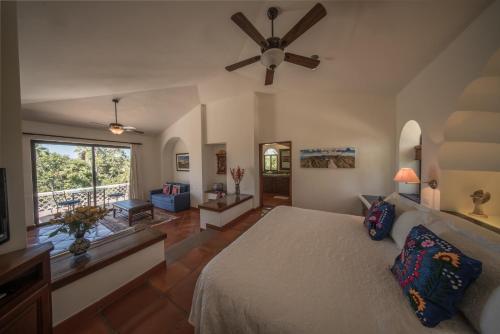 um quarto com uma cama e uma ventoinha de tecto em Hacienda Todos Los Santos em Todos Santos