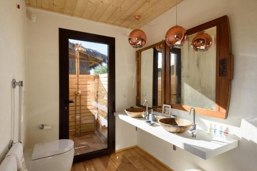 uma casa de banho com 2 lavatórios e um WC em E-glamping/Blue Saphir Tent em Arezzo