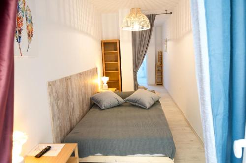 ein kleines Schlafzimmer mit einem Bett und einem Tisch in der Unterkunft Loft Valentia Tous Calpe in Calpe