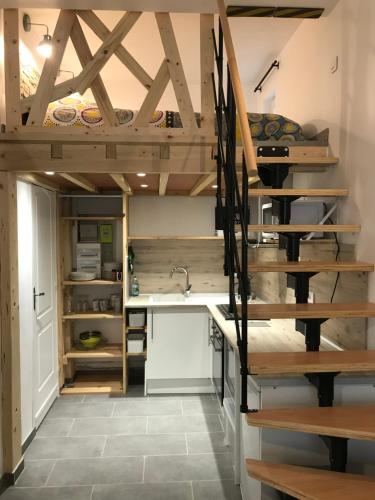 Cette chambre comprend une mezzanine et une cuisine. dans l'établissement AlloAppartMeublé_L'écrin, à Houilles