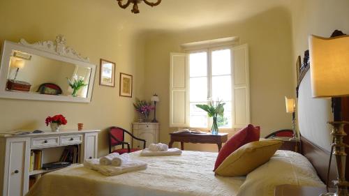 1 dormitorio con 1 cama con 2 toallas en Fra Bartolomeo, en Florencia