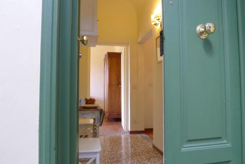 um quarto com uma porta azul e um corredor em Fra Bartolomeo em Florença