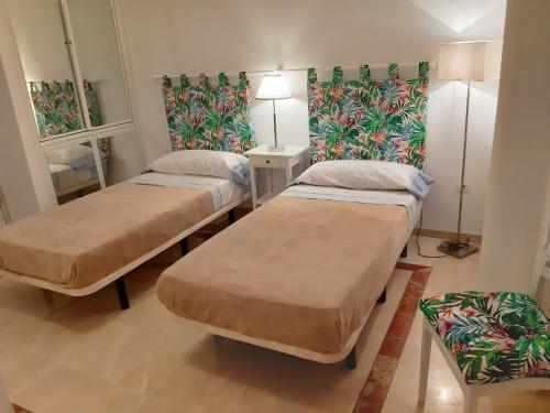 um quarto de hospital com duas camas e uma mesa em LOS CRISTIANOS LUXURY SEA VIEW em Arona