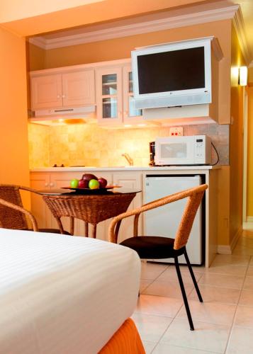 Kuchyň nebo kuchyňský kout v ubytování Kapok Hotel