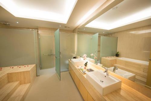 uma casa de banho com um lavatório, um chuveiro e uma banheira em Ancasa Royale, Pekan Pahang by Ancasa Hotels & Resorts em Pekan