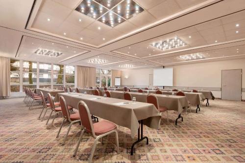 Ramada by Wyndham Bottrop Cityにあるビジネスエリアまたは会議室