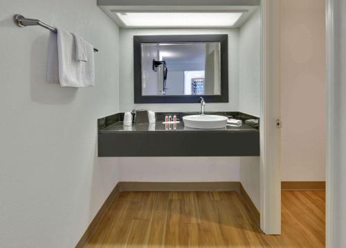 uma casa de banho com um lavatório e um espelho em Super 8 by Wyndham Fort Smith em Jenny Lind