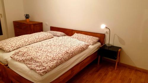 a bed with two pillows on it in a bedroom at Dolomitica, nuovo, fino a 6 Persone in Vols am Schlern